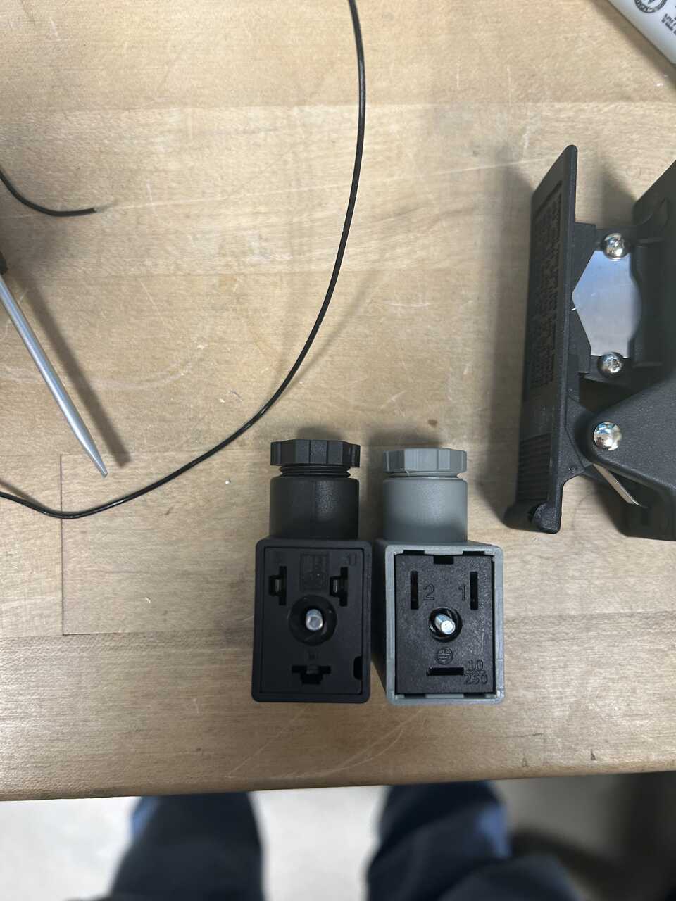 Pneumatic tray connector detail 1