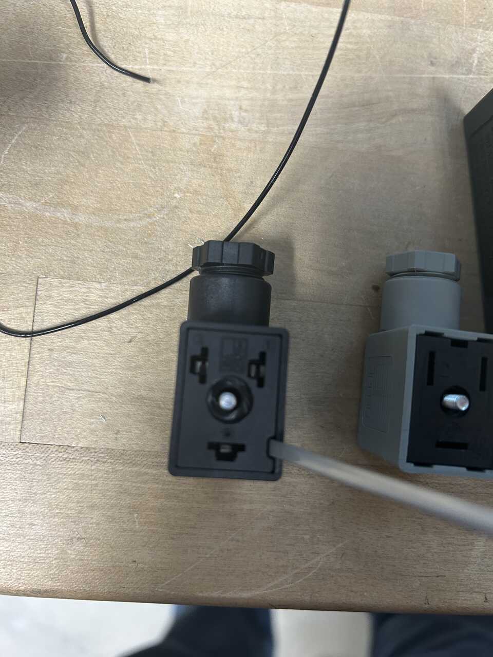 Pneumatic tray connector removal detail