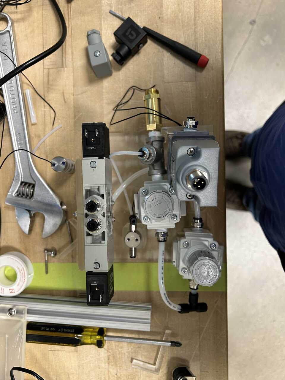 Pneumatic tray plumbing 18 to enable valve 3