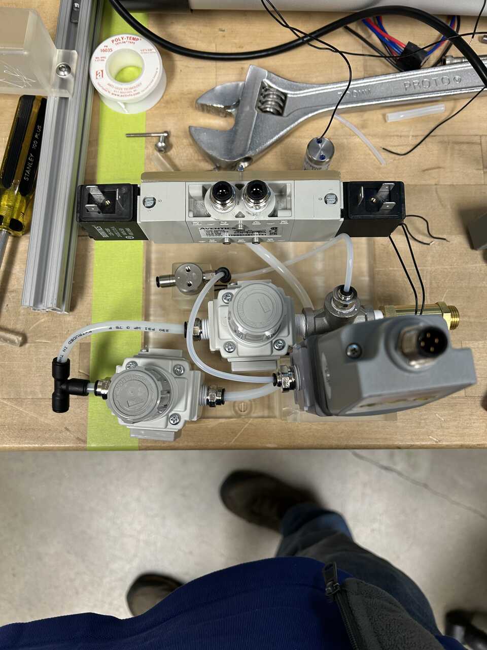 Pneumatic tray plumbing 18 to enable valve 4