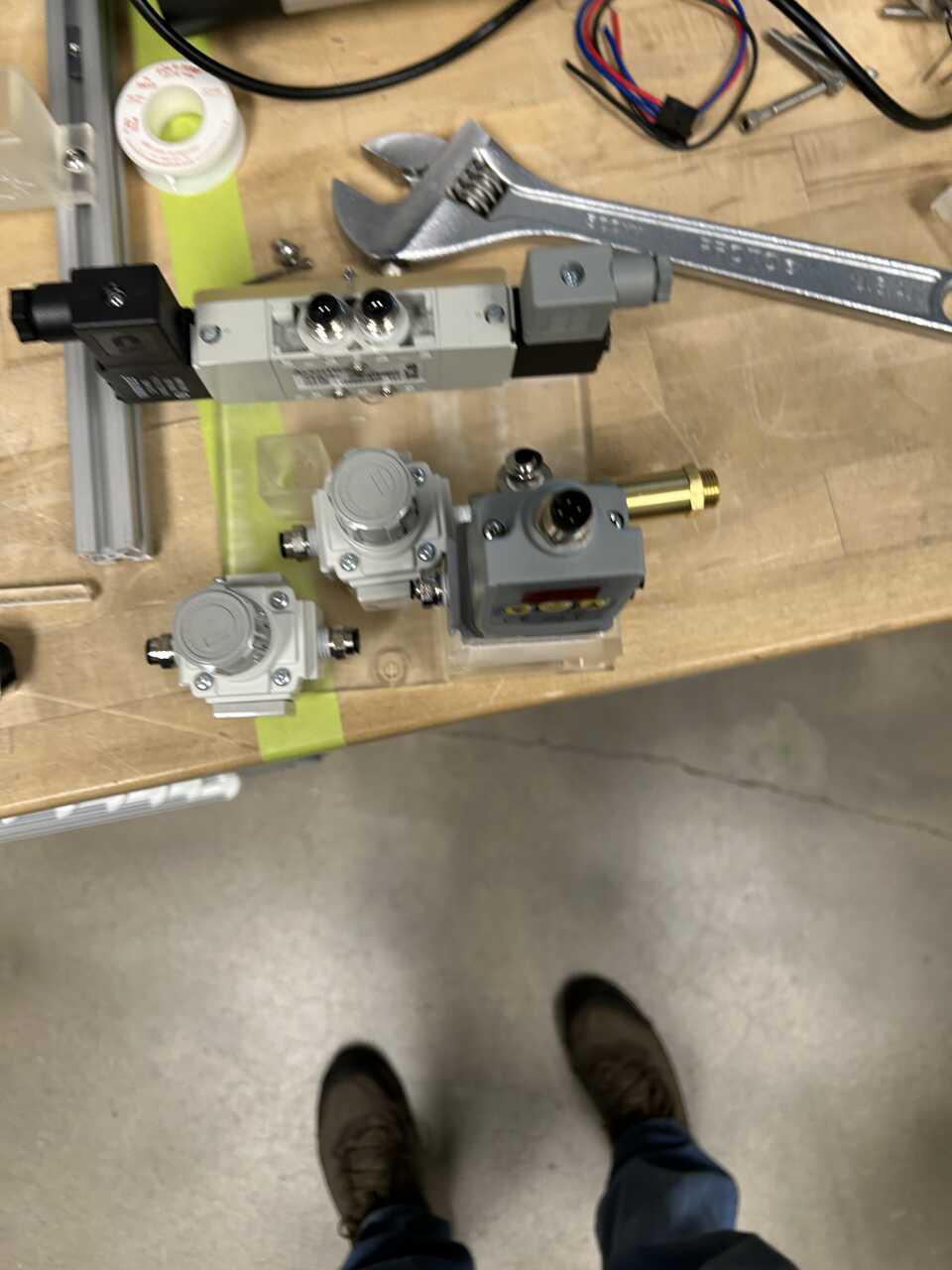 Pneumatic tray with components - view 3